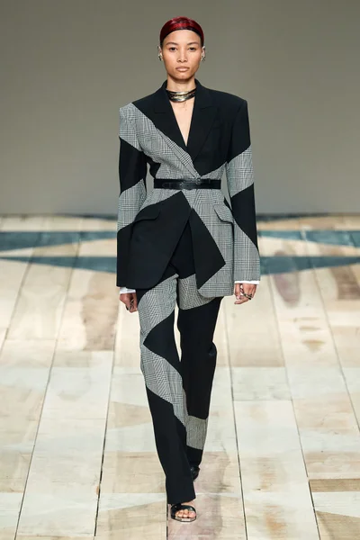 Look 10